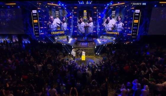 LPL主持小钰分享萨勒芬妮cos照：一起去赢下一场战斗吧